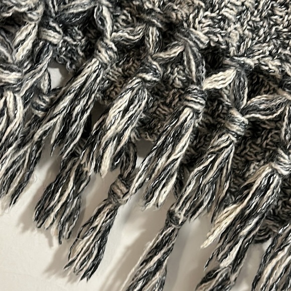 Old Navy,  poncho cable knit style M/L - Picture 8 of 8